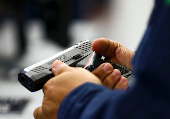 Arma falsa gera grave ameaça e impede pena alternativa em caso de roubo