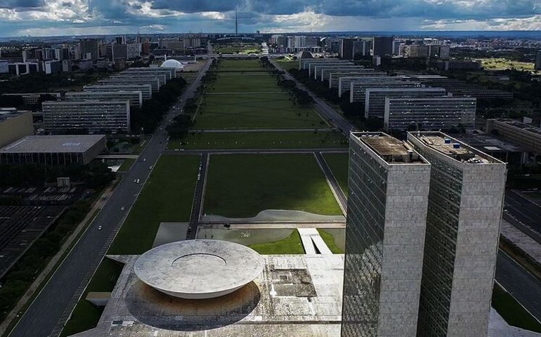 Centro e direita já se mobilizam para formar novos polos de poder