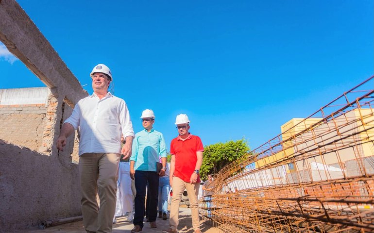 Ao lado de músicos, prefeito Luciano visita obras do Conservatório