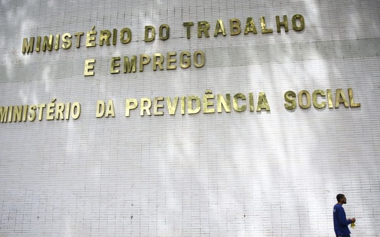Projeto reestrutura carreiras e salários de servidores federais