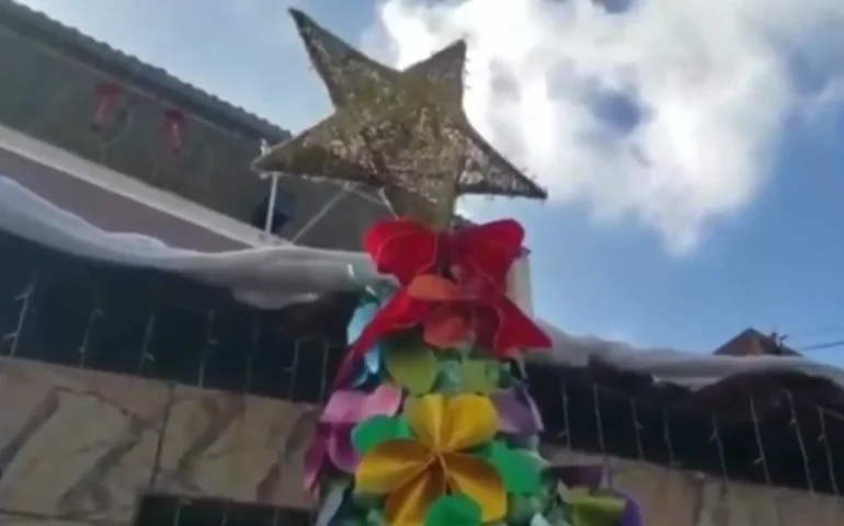 Casa vira atração após artesã montar decoração natalina em calçada com material reciclável