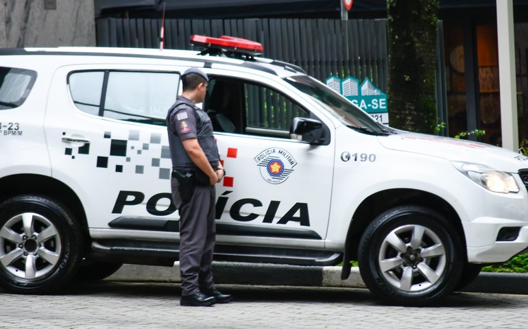Homem armado com facas invade igreja em SP, fere uma pessoa e é preso