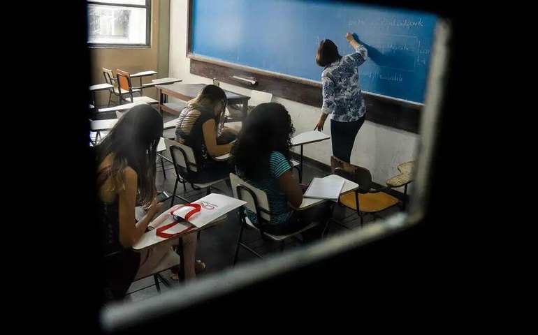 Mensalidades de escolas particulares devem subir 9,8% em 2026, alerta pesquisa