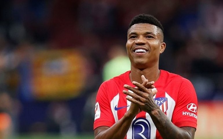 Brasileiro marca golaço, Atlético de Madrid vence e passa o Barcelona na tabela do Espanhol