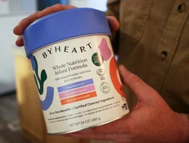 Duas empresas produziram leite em pó vinculado a casos de botulismo na fórmula infantil ByHeart