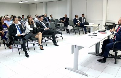 Juiz Paulo Furtado ministra palestra sobre recuperação judicial na Esmal
