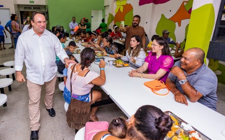 Prefeito Luciano participa de ceia natalina com famílias assistidas pelo Viver Melhor
