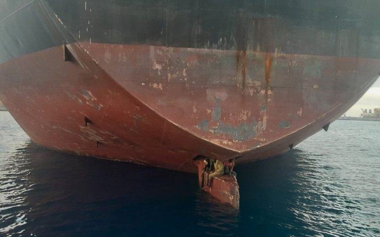 Nigerianos são resgatados após uma semana viajando sobre leme de navio, nas Ilhas Canárias