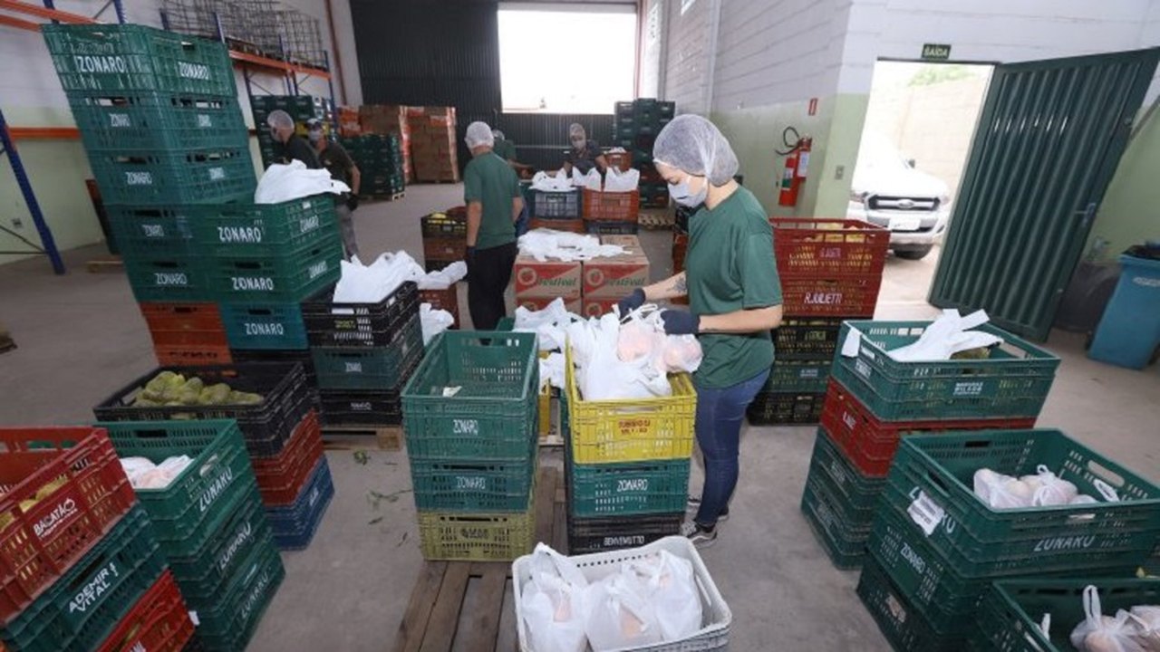 Bolsonaro sanciona lei que incentiva empresas a doarem alimentos excedentes para pessoas vulneráveis