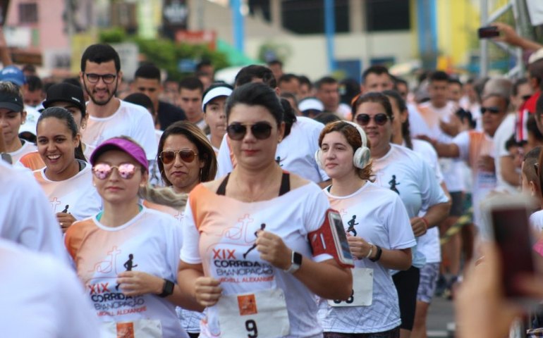Corrida da Emancipação reúne uma multidão de atletas no Bosque das Arapiracas