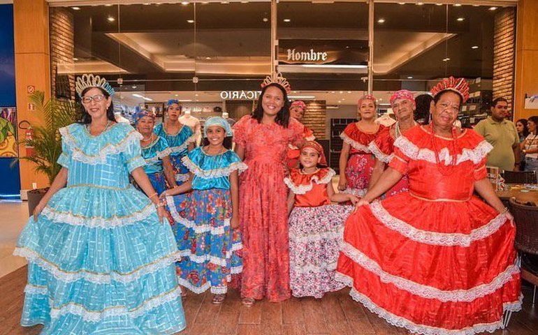 Giro das Tradições recebe as Baianas Mensageiras de Santa Luzia no Theatro Homerinho