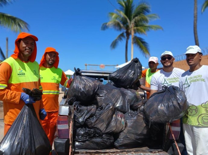 Alurb encerra Semana do Meio Ambiente com mutirão de limpeza em Ipioca