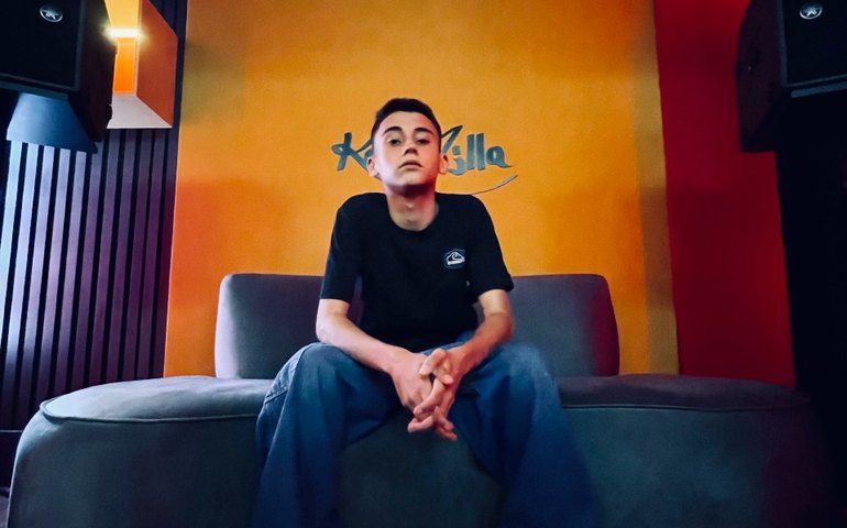 Raull e Andradee se unem na ousada faixa de arrocha-funk “Corpo Violão”