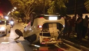 veículo usado pelos assaltantes capota durante fuga