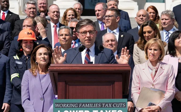 Câmara estendeu os poderes de vigilância até 30 de abril após uma revolta noturna inviabilizar o plano republicano