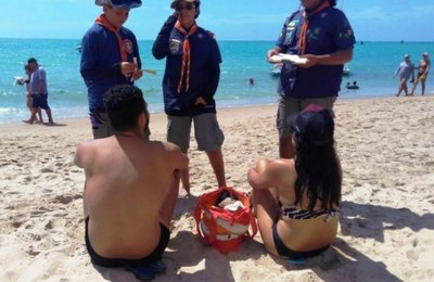 Escoteiros distribuem pulseiras de identificação e orientam famílias na praia