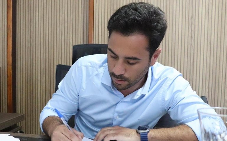 Prefeito de Santana do Mundaú anuncia abono salarial para servidores da educação