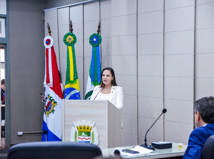 Vereadora apresenta emendas ao PLDO e destaca ações prioritárias nas áreas da educação e saúde