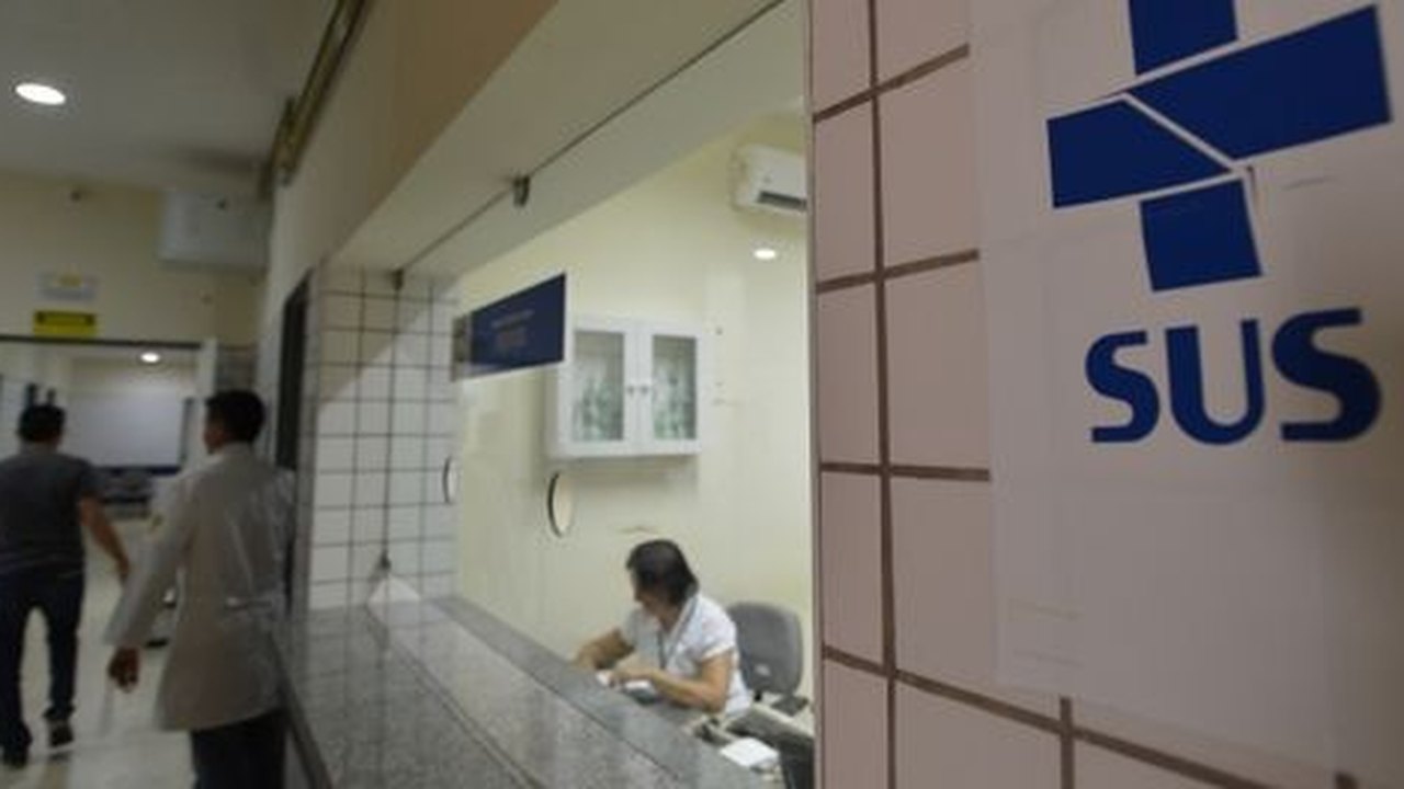 Novas diretrizes para cursos de medicina incluem estágio obrigatório no SUS
