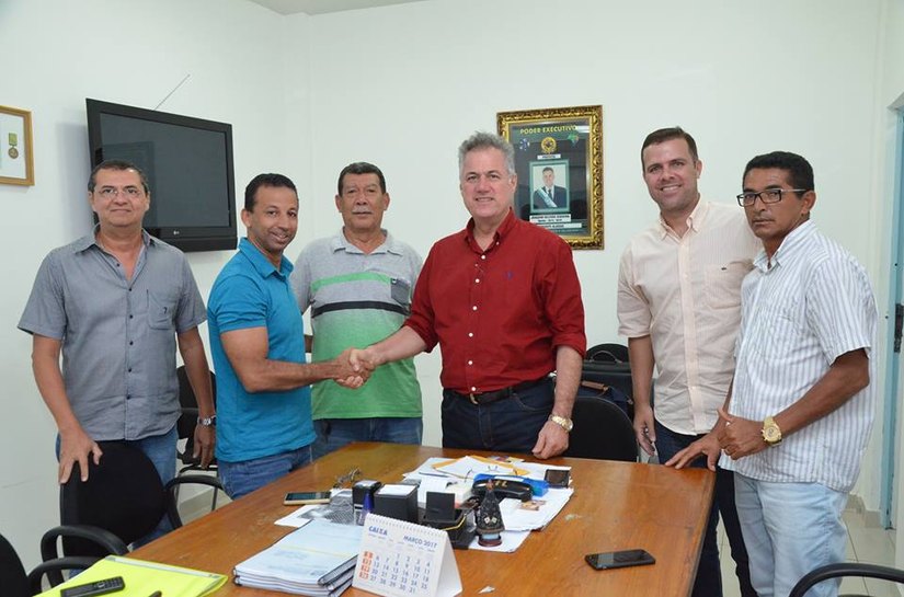 Prefeito de Joaquim Beltrão recebe no gabinete o novo técnico do Coruripe