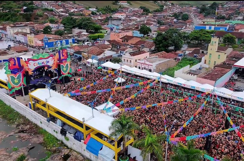 Multidão brinca o carnaval com mela-mela em São José da Laje