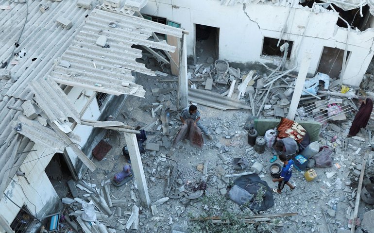 Ataque aéreo de Israel atinge veículo de ajuda humanitária e deixa mortos em Gaza