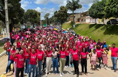 Prefeita Marcela Gomes participa da primeira Caminhada Rosa realizada em Novo Lino