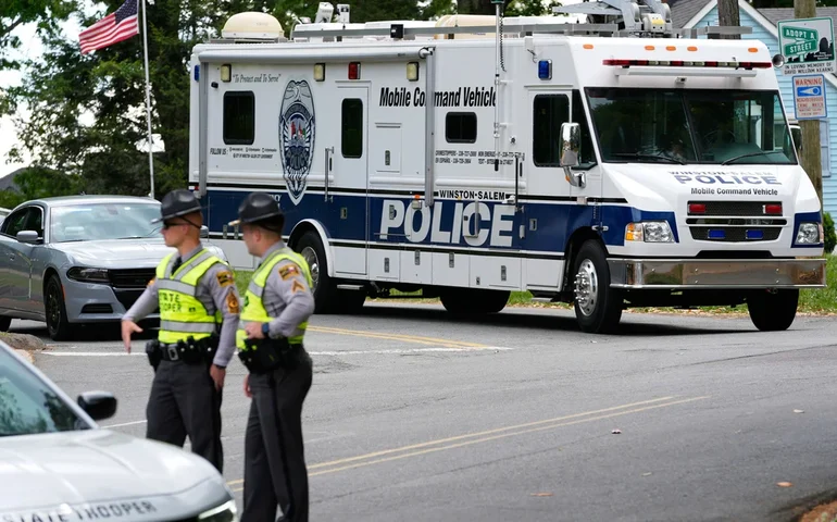 Duas pessoas morreram e cinco ficaram feridas quando uma briga planejada entre adolescentes terminou em tiroteio fatal em um parque da Carolina do Norte