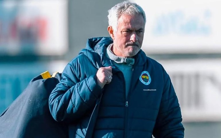 José Mourinho passará por cirurgia em Portugal em meio à pressão no Fenerbahce