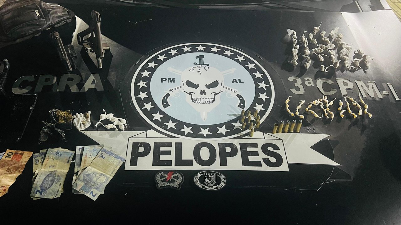 PM apreende duas armas, simulacro e mais de dois quilos de drogas em Arapiraca e Atalaia