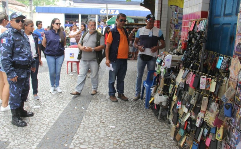 Fiscais da Seduo começam apreender mercadorias de vendedores irregulares em Arapiraca