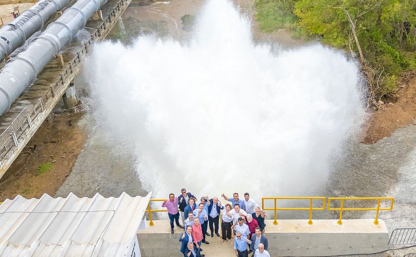 Lula inaugura obra que leva água ao interior do estado da Paraíba