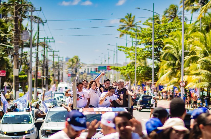 Carreata de JHC reúne centenas de veículos e apoiadores pelas ruas de Maceió