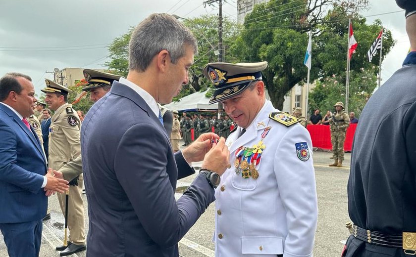 Coronel Paulo Amorim recebe maior honraria da Polícia Militar da Bahia