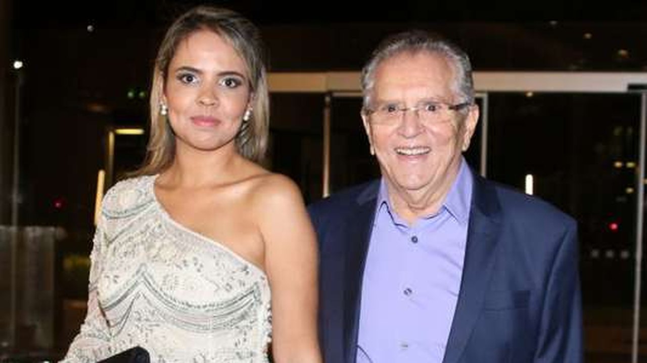 Carlos Alberto de Nóbrega exibe nova namorada em festa
