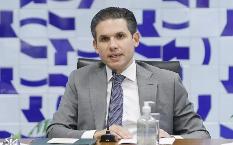 Cúpula da Câmara vê espaço para convencer oposição sobre projeto da Dosimetria, mas bolsonaristas articulam no Senado