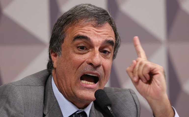 Ex-ministro da Justiça aponta escândalo envolvendo Flávio Bolsonaro e alerta para risco de cassação
