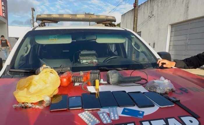 Foram encontrados mais de 830 gramas de drogas Foram encontrados mais de 830 gramas de drogas