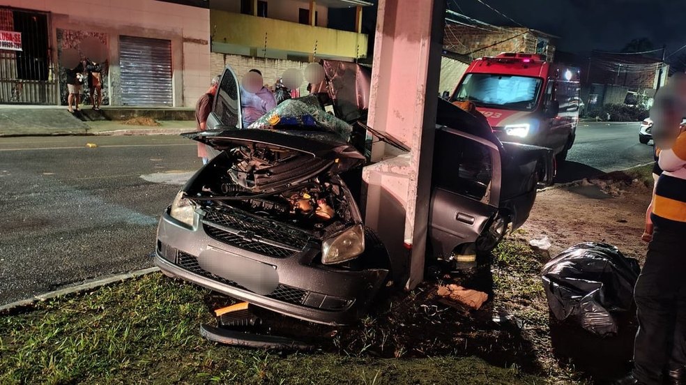 Jovem de 19 anos morre após colidir carro contra poste na parte alta de Maceió