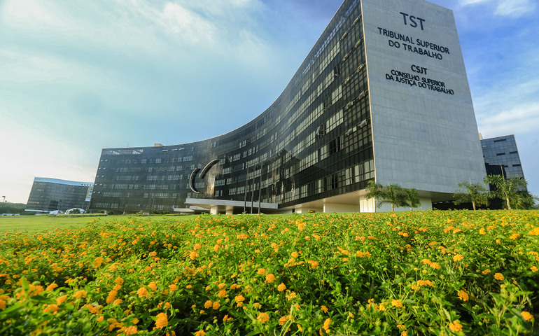 TST suspende por 15 dias plano de demissão voluntária da Eletrobras