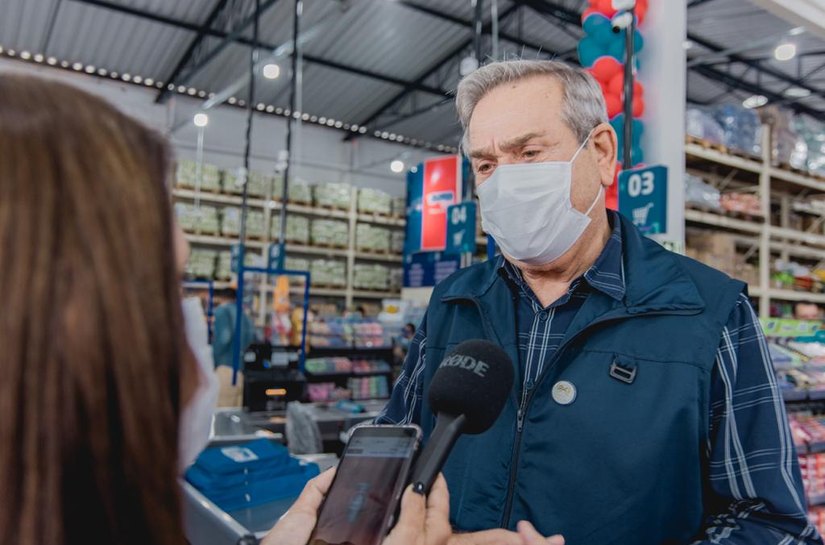 Prefeito JHC participa da inauguração de supermercado na capital
