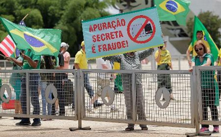 Manifestantes defendem voto impresso em protesto em frente ao Palácio do Planalto