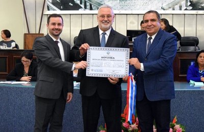 Doutor Kléber Fortes é agraciado com a Comenda Tavares Bastos