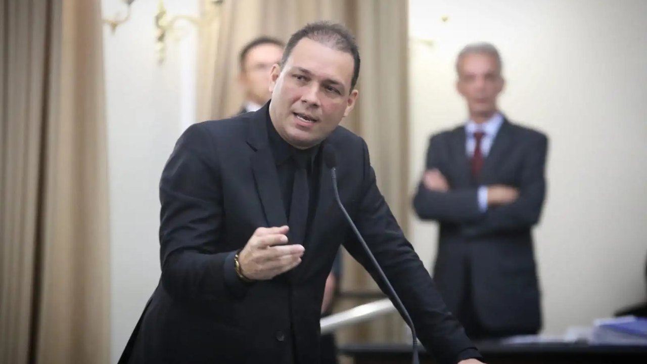 Deputado defende irmã-vereadora, rebate líder do governo de JHC e fala bastidores da saída de seu grupo político da Prefeitura de Maceió