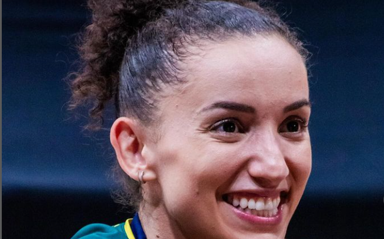 Gabi elogia torcida e comemora vitória da seleção feminina de vôlei: 'Inesquecível'