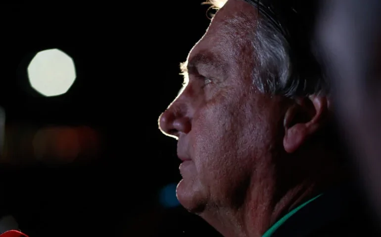 Mesmo inelegível, Bolsonaro ainda age como presidente na internet