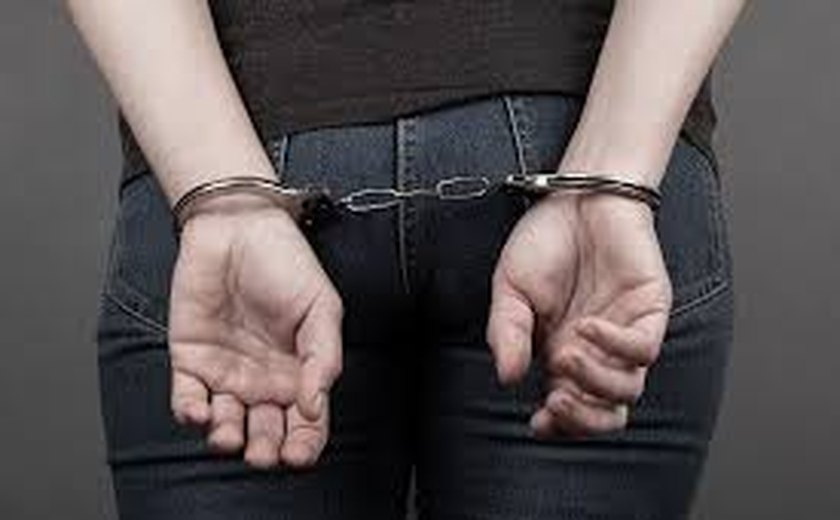 Mulher é presa por tráfico de drogas durante cumprimento de mandado em Palmeira dos Índios