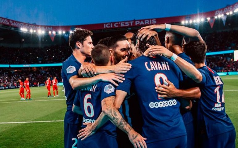 Após suspensão por racismo, PSG goleia em jogo marcado por protestos