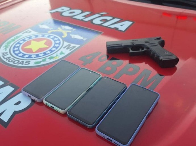 PM cumpre mandado de prisão e prende dupla que usava arma de airsoft para cometer roubos