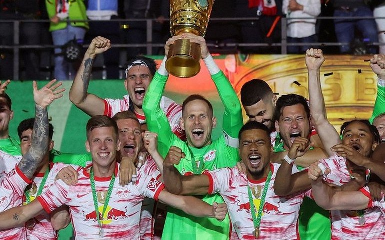 Com um a menos, RB Leipzig é campeão da Copa da Alemanha nos pênaltis